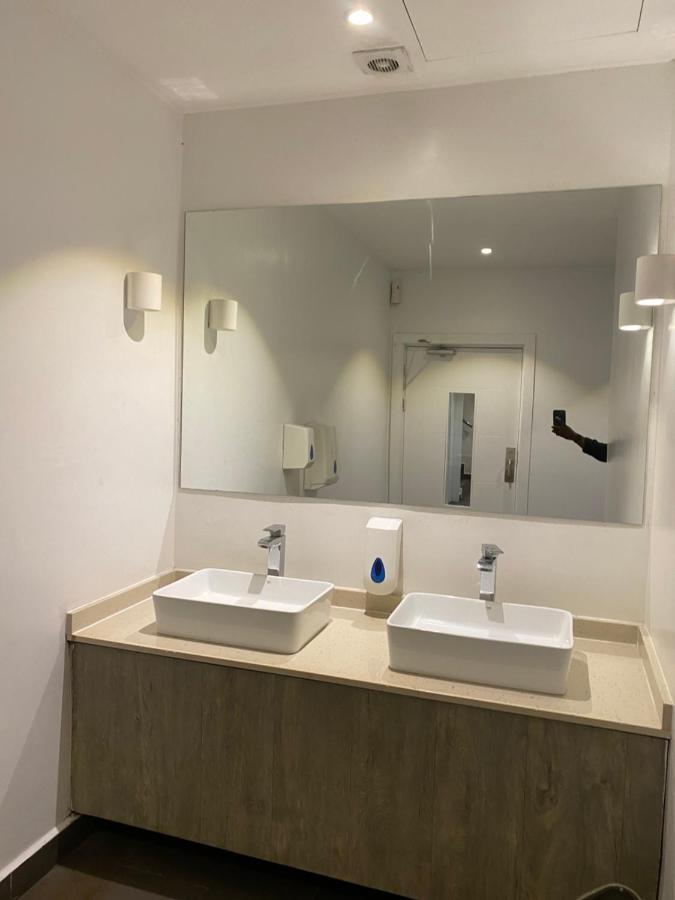 אקרה One Bedroom Apartment At A Embassy Gardens Cantonments מראה חיצוני תמונה